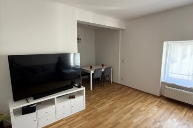 Helles Wohnzimmer mit Parkett & TV – 2-Zimmer Wohnung zur Kurzzeitmiete, Wohnen auf Zeit für 1 bis 6 Monate in Wien