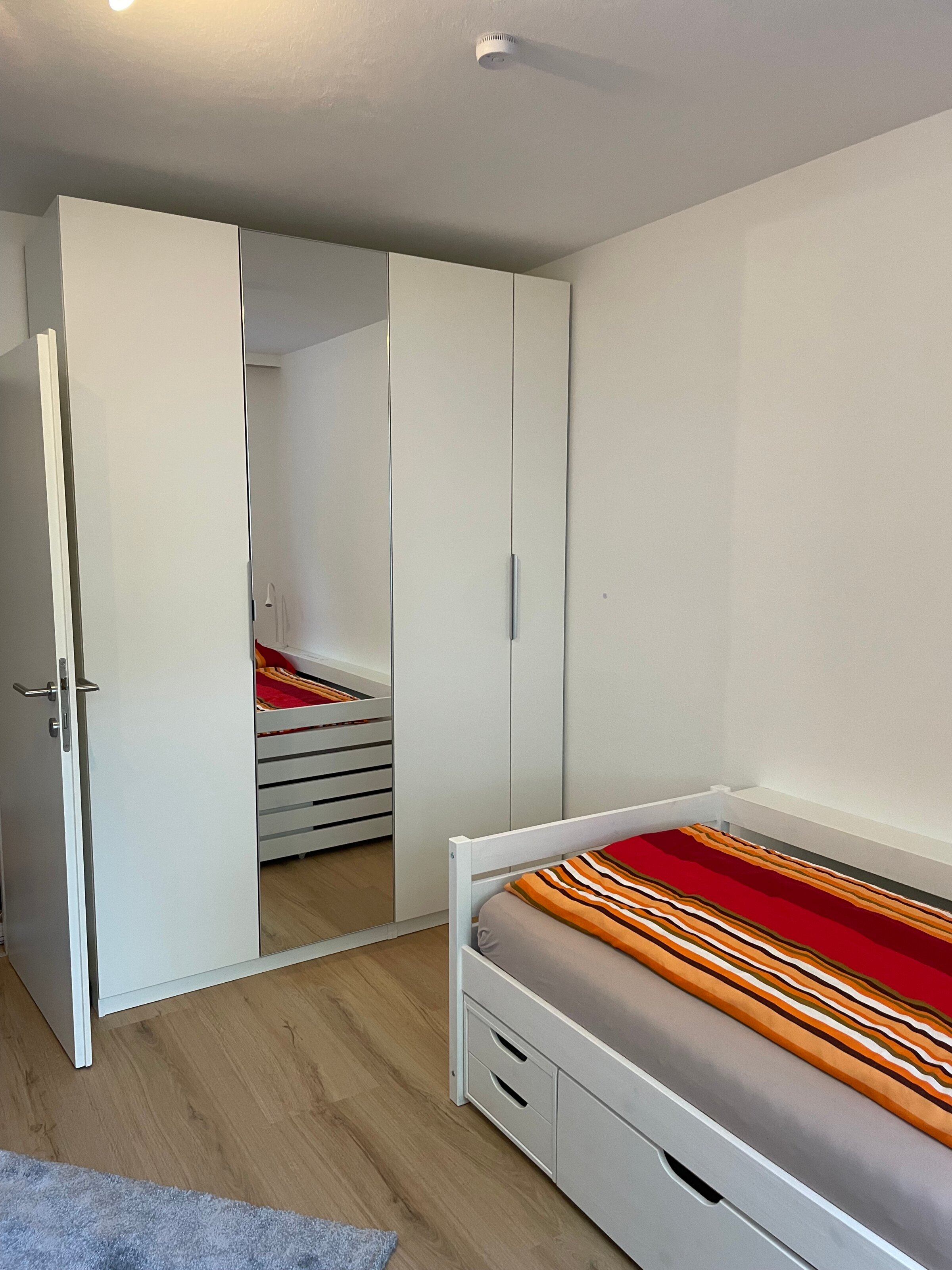Kleiderschrank mit Stauraumkonzept | © Sonja Hana