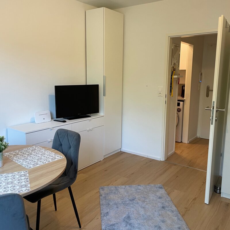 Wohnbereich mit TV und WLAN Router | © Sonja Hana