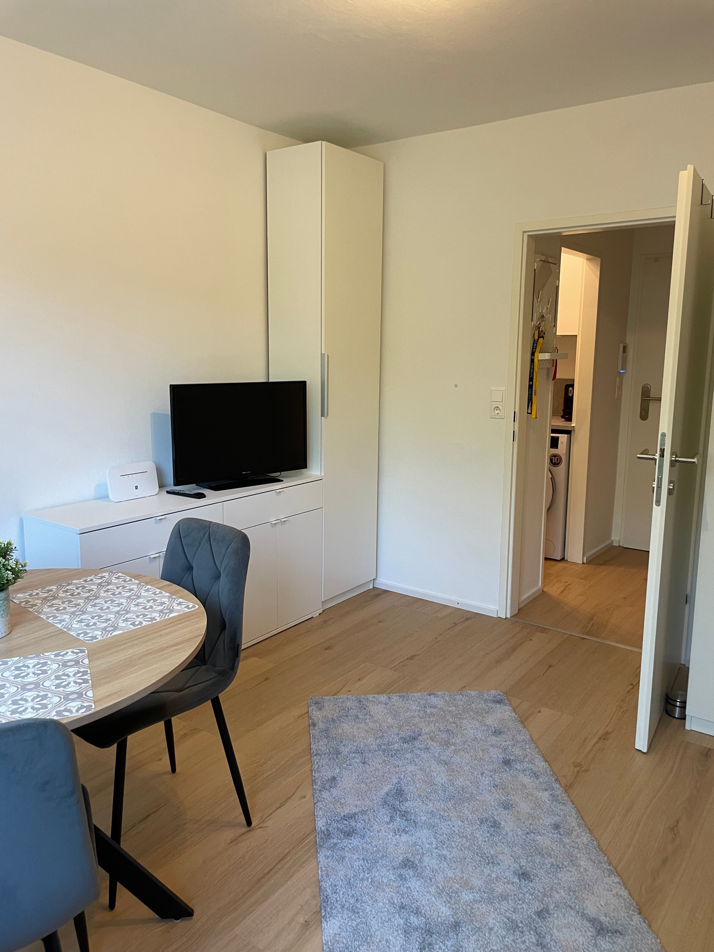 Wohnbereich mit TV und WLAN Router | © Sonja Hana