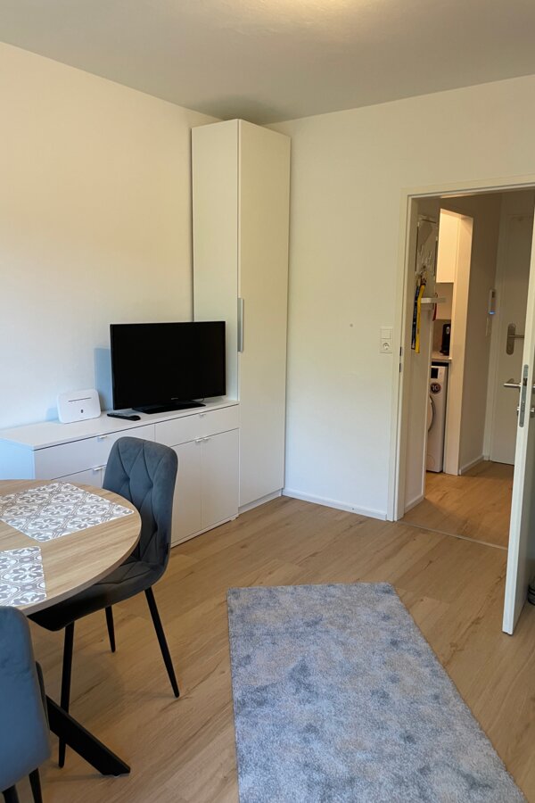 Wohnbereich mit TV und WLAN Router | © Sonja Hana