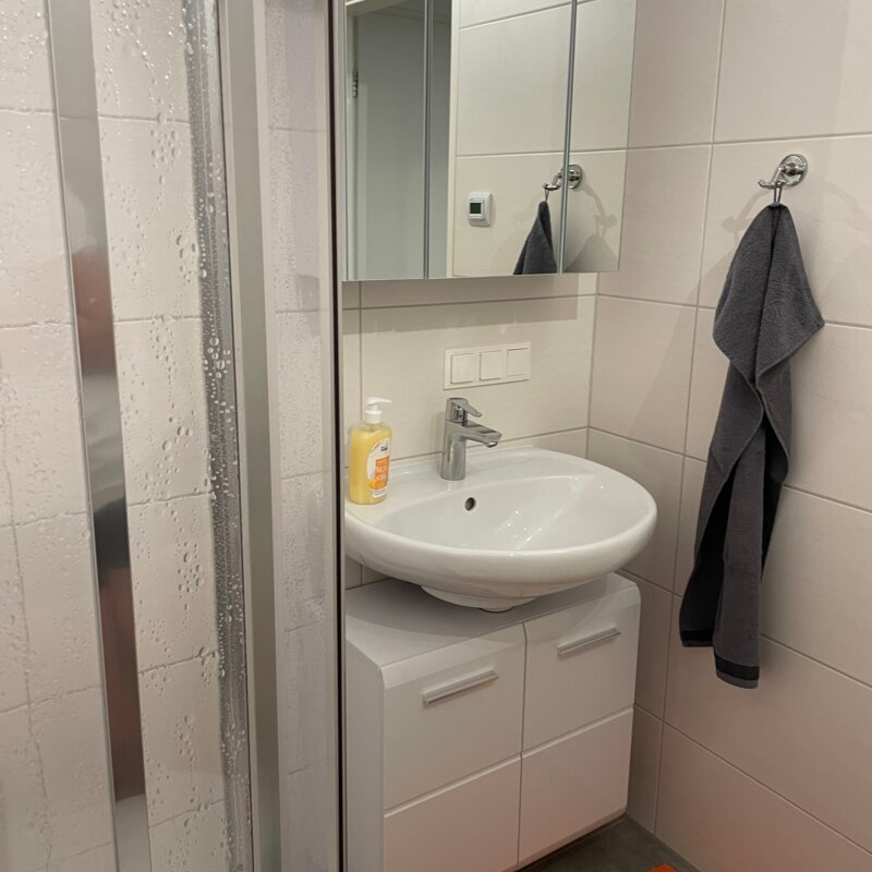 Waschbecken mit Unterbau- und Hängeschrank | © Sonja Hana