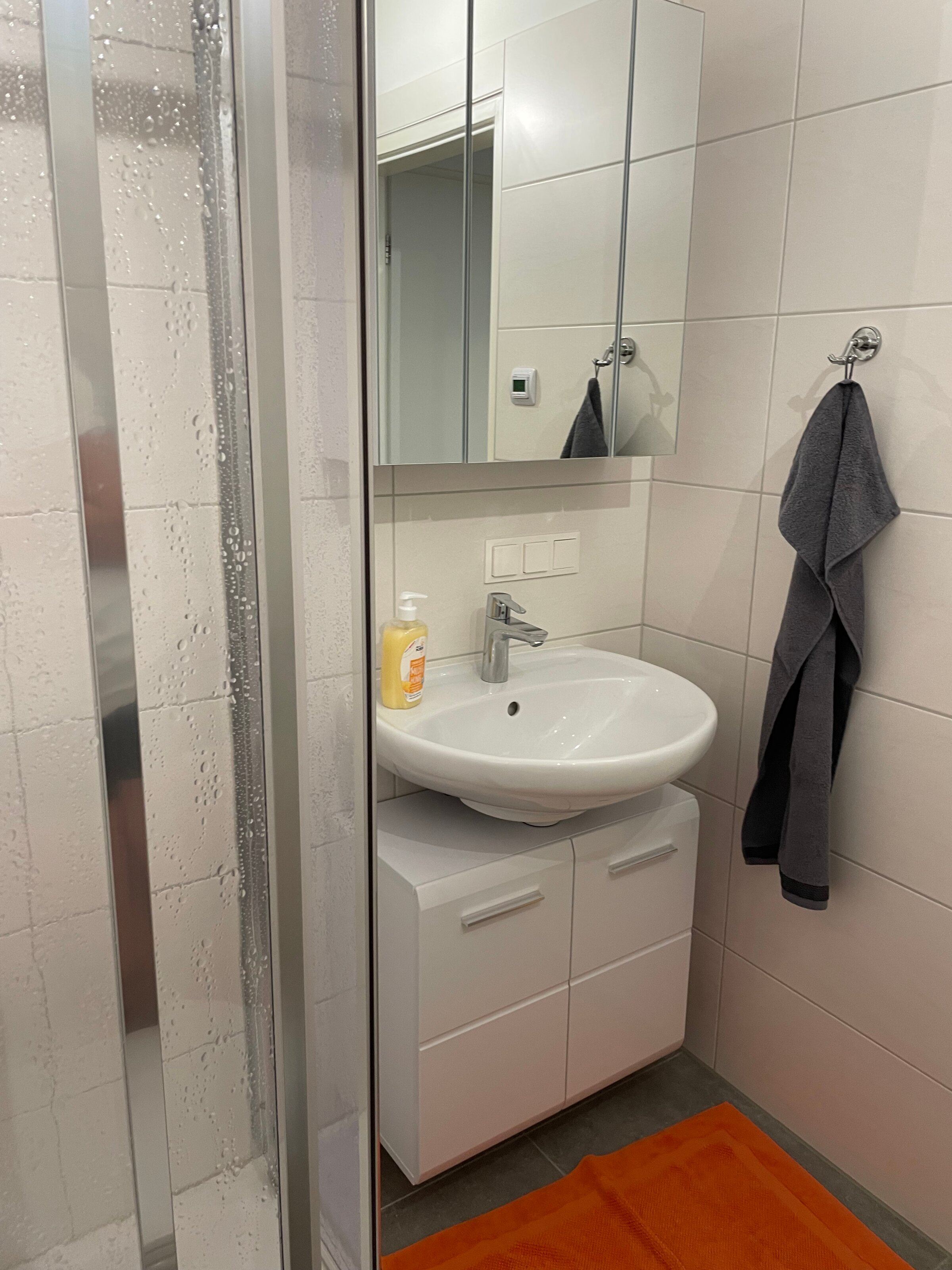 Waschbecken mit Unterbau- und Hängeschrank | © Sonja Hana