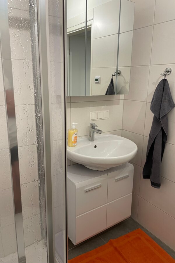 Waschbecken mit Unterbau- und Hängeschrank | © Sonja Hana