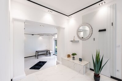 Heller Eingangsbereich mit Marmorboden & Designspiegel – 2-Zimmer Wohnung, Kurzzeitmiete Vösendorf, Wohnen auf Zeit 1 bis 6 Monate