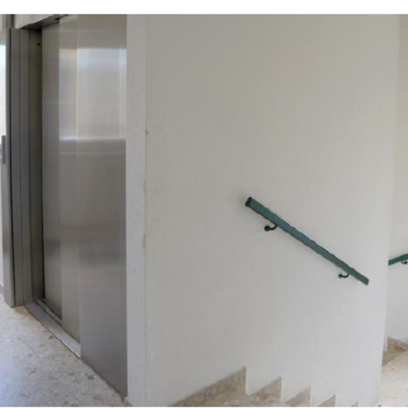 Treppe und Fahrstuhl