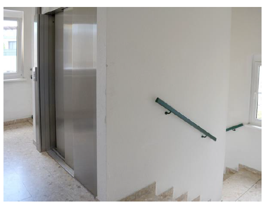 Treppe und Fahrstuhl