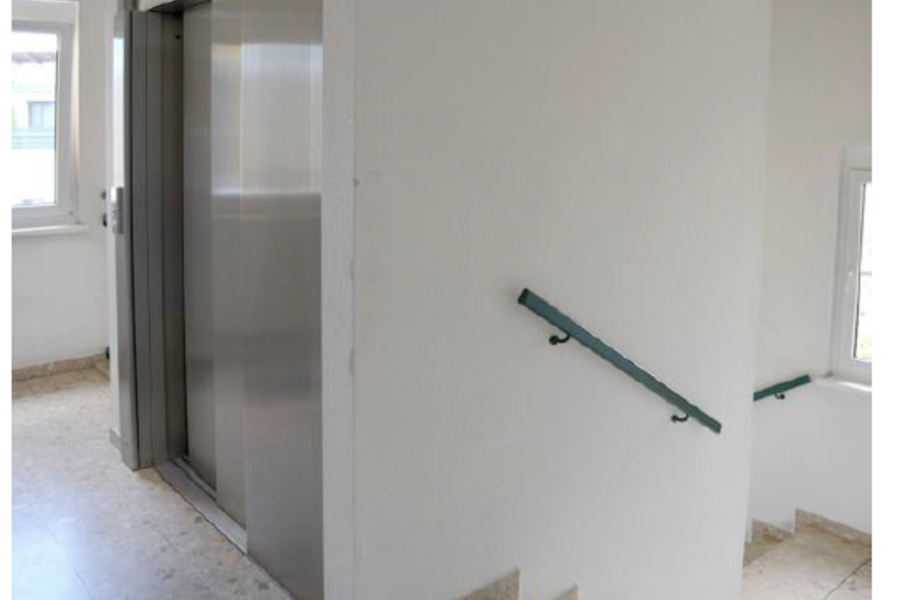 Treppe und Fahrstuhl