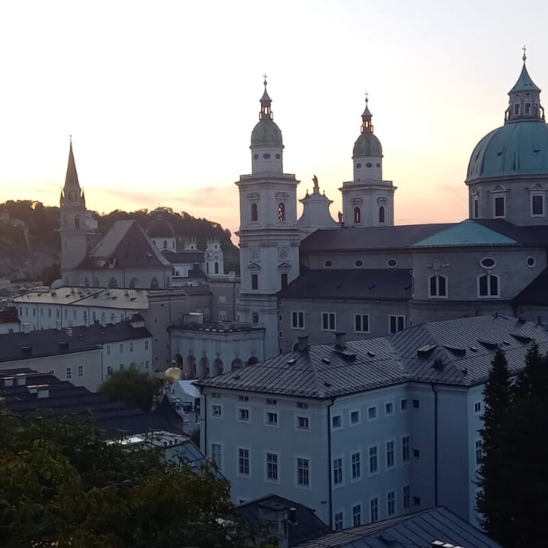 Salzburger Altstadt bei Sonnenuntergang – 2-Zimmer-Wohnung, Kurzzeitmiete & Wohnen auf Zeit für 1 bis 6 Monate in Salzburg