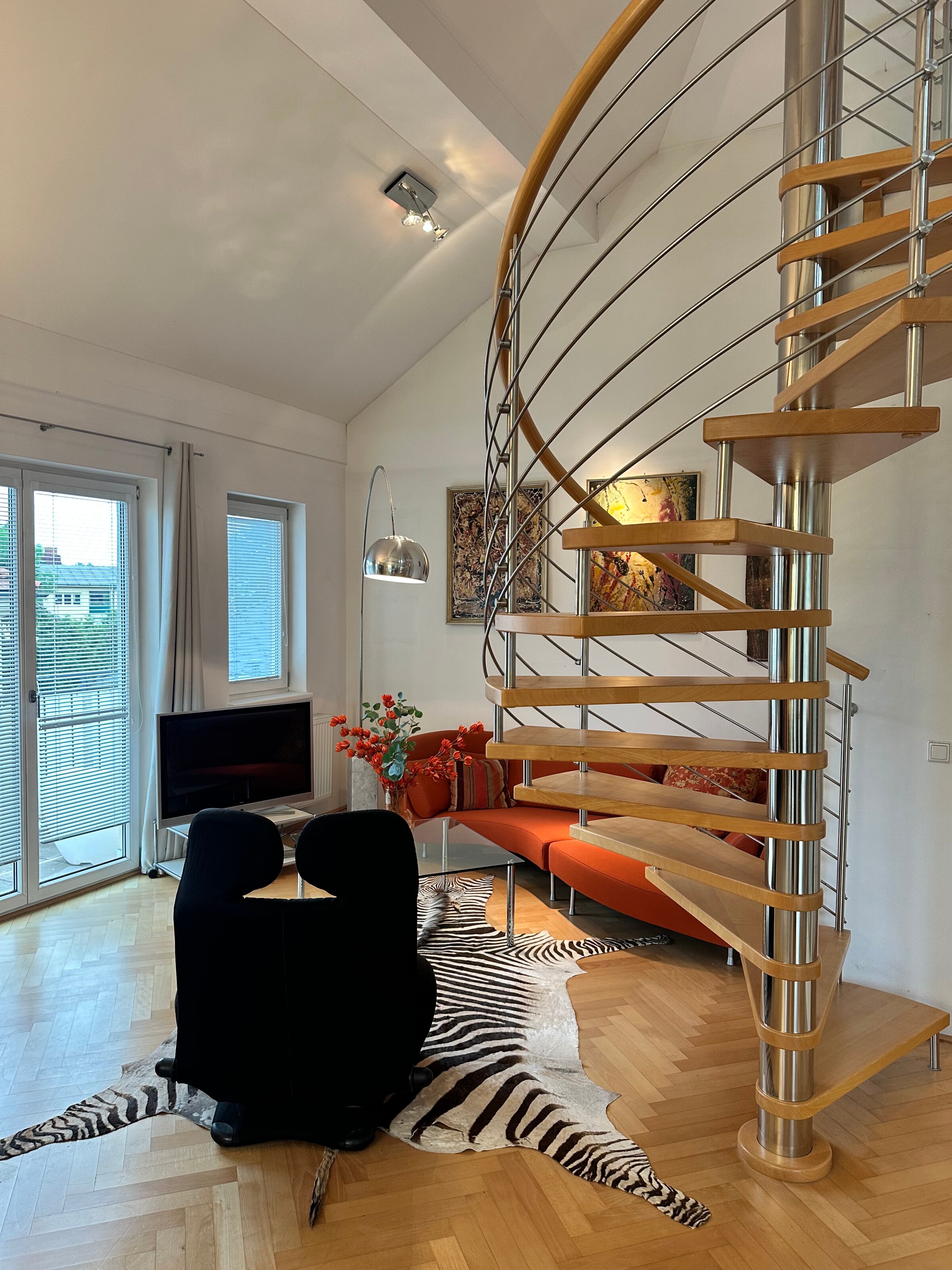 Wohnzimmer mit Zugang zur Galerie