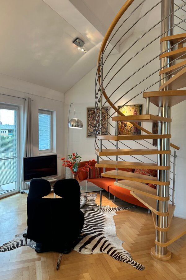 Wohnzimmer mit Zugang zur Galerie
