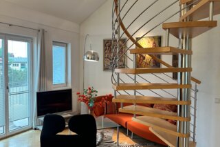Wohnzimmer mit Zugang zur Galerie