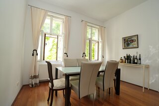 Heller Essbereich mit Parkettboden – 2-Zimmer Wohnung zur Kurzzeitmiete, Wohnen auf Zeit für 1 bis 6 Monate in Wien