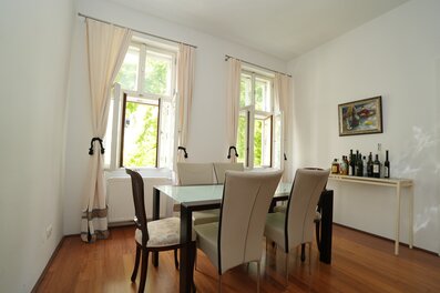 Heller Essbereich mit Parkettboden – 2-Zimmer Wohnung zur Kurzzeitmiete, Wohnen auf Zeit für 1 bis 6 Monate in Wien