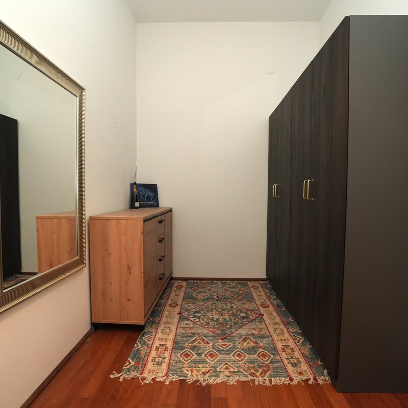 Ankleidebereich mit Spiegel und Kleiderschrank