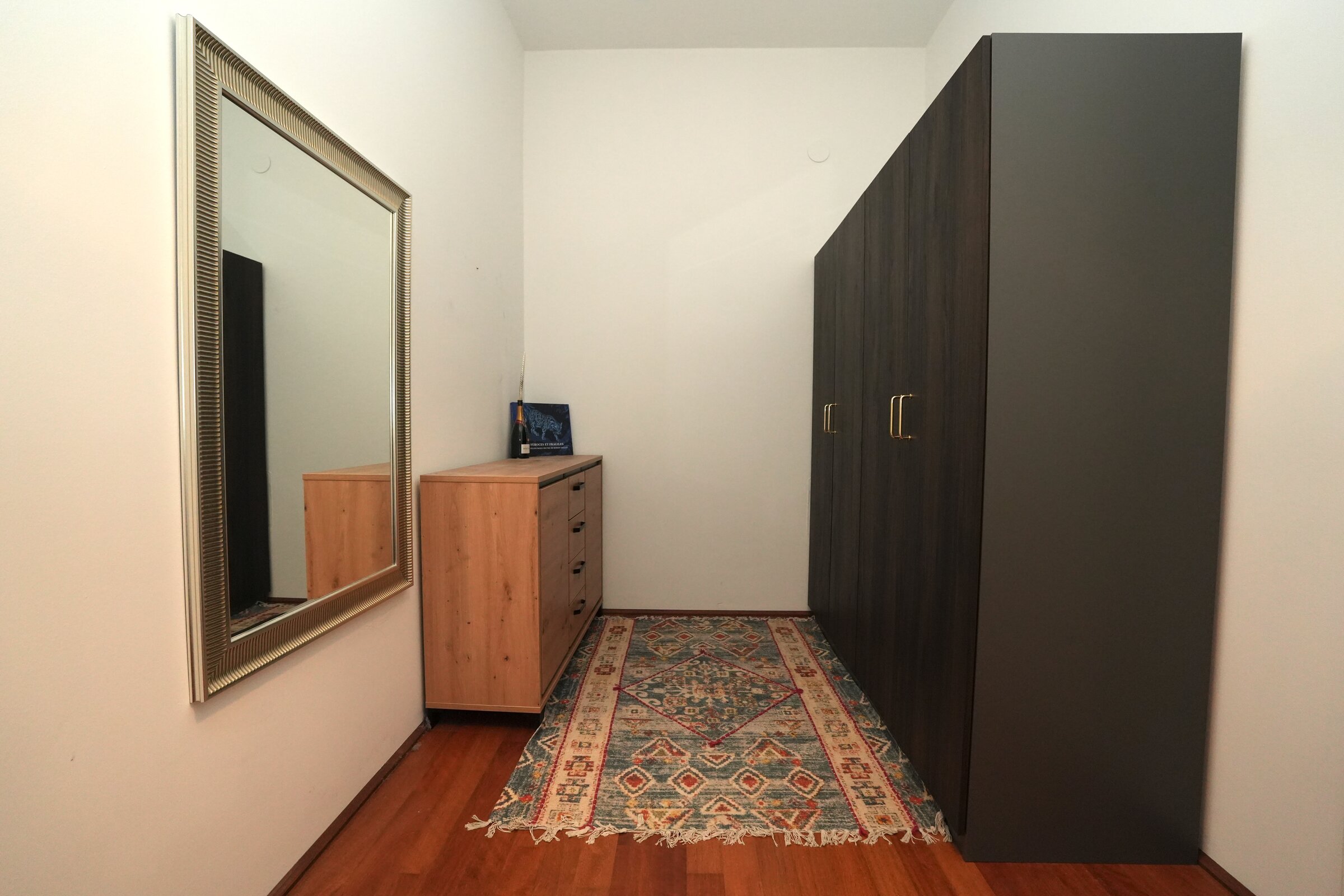 Ankleidebereich mit Spiegel und Kleiderschrank