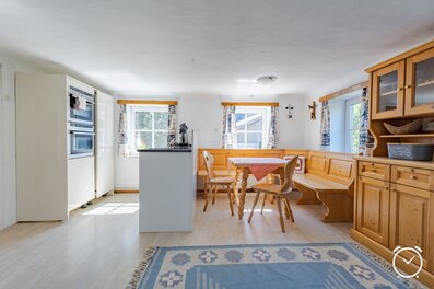 Helle Wohnküche mit Holzmöbeln – Altbauwohnung zur Kurzzeitmiete, Wohnen auf Zeit für 1 bis 6 Monate in Thalgau