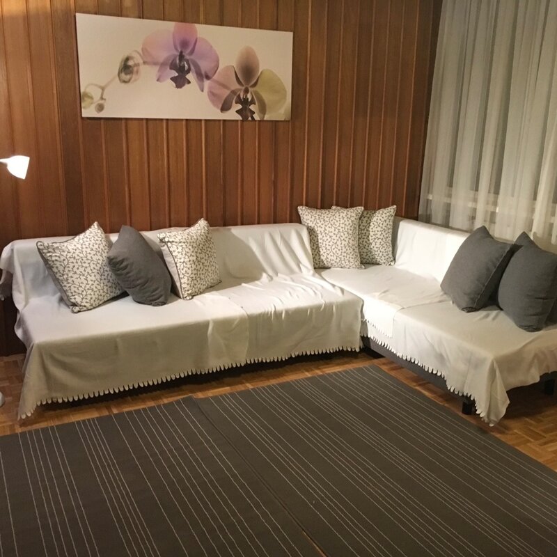 Heller Wohnbereich mit L-Sofa, 3-Zimmer Wohnung, Kurzzeitmiete & Wohnen auf Zeit für 1 bis 6 Monate in Salzburg
