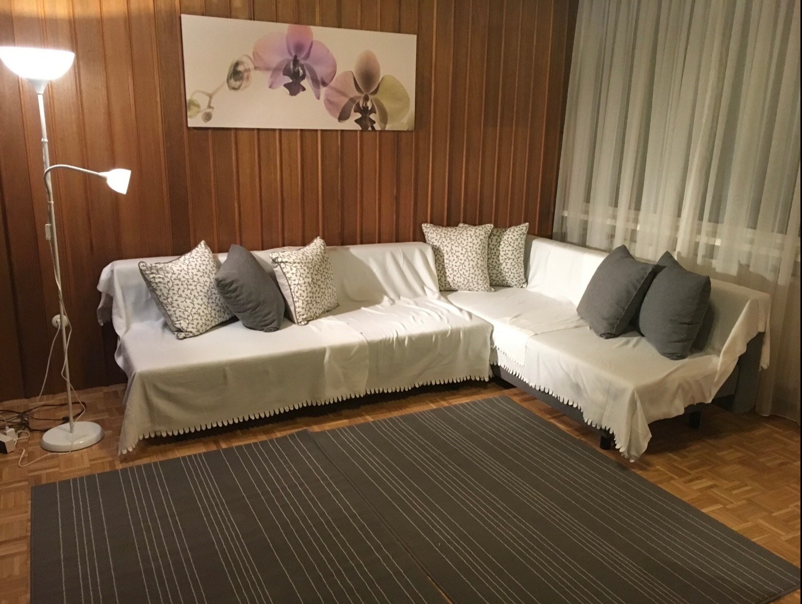 Heller Wohnbereich mit L-Sofa, 3-Zimmer Wohnung, Kurzzeitmiete & Wohnen auf Zeit für 1 bis 6 Monate in Salzburg