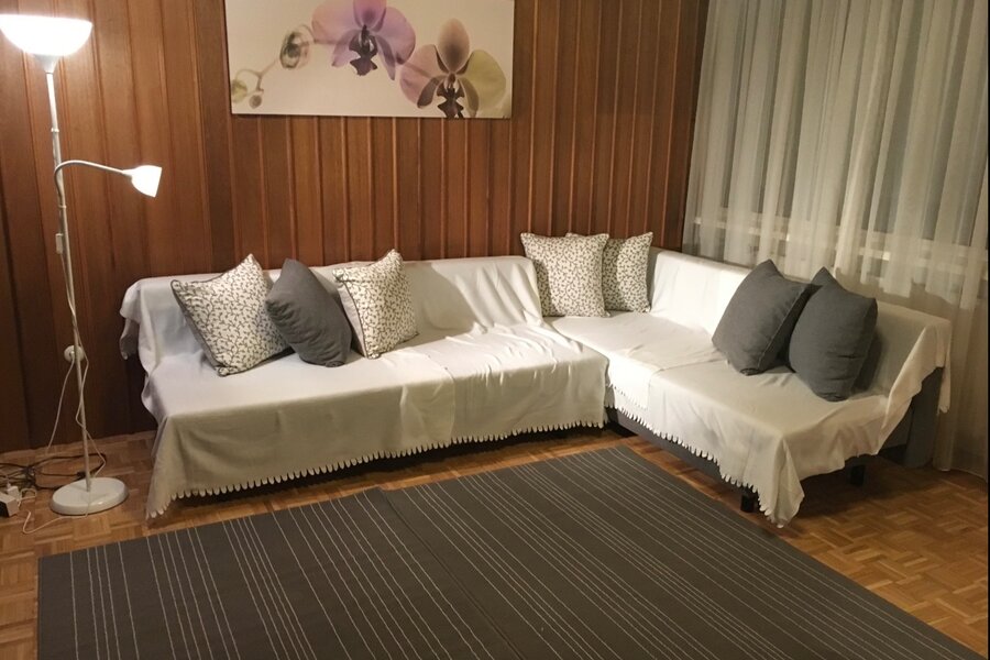 Heller Wohnbereich mit L-Sofa, 3-Zimmer Wohnung, Kurzzeitmiete & Wohnen auf Zeit für 1 bis 6 Monate in Salzburg