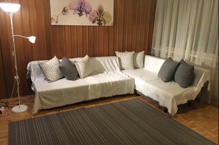 Heller Wohnbereich mit L-Sofa, 3-Zimmer Wohnung, Kurzzeitmiete & Wohnen auf Zeit für 1 bis 6 Monate in Salzburg