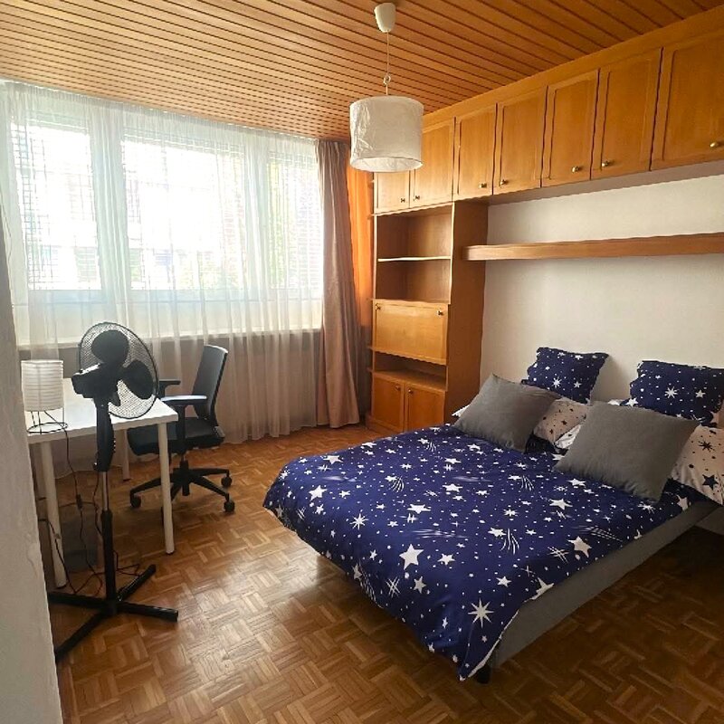 Helles Schlafzimmer mit Parkettboden & Einbauschränken – 3-Zimmer Wohnung, Kurzzeitmiete Salzburg, 1–6 Monate