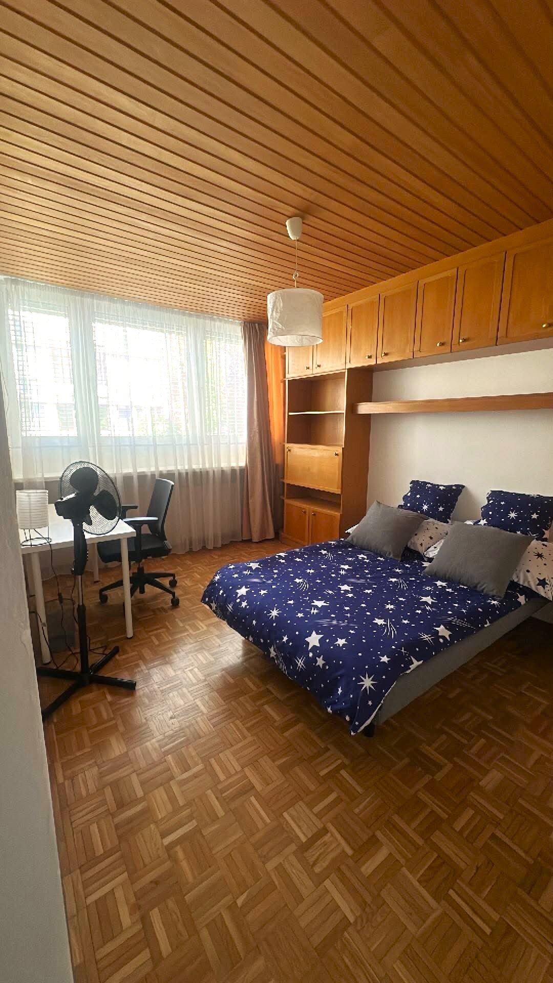 Helles Schlafzimmer mit Parkettboden & Einbauschränken – 3-Zimmer Wohnung, Kurzzeitmiete Salzburg, 1–6 Monate