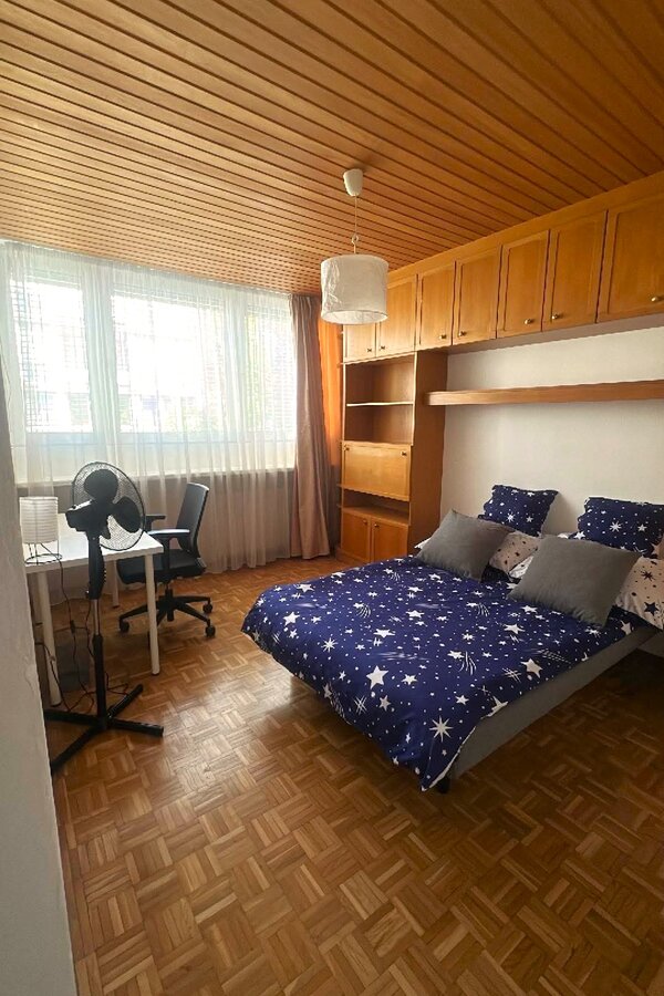 Helles Schlafzimmer mit Parkettboden & Einbauschränken – 3-Zimmer Wohnung, Kurzzeitmiete Salzburg, 1–6 Monate