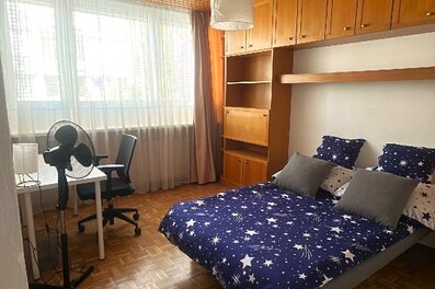 Bright bedroom with parquet floor & built-in cabinets – 3-room apartment, short-term rental Salzburg, 1–6 months
