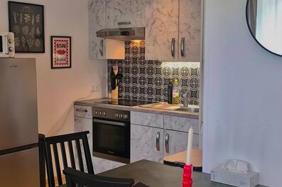 Offene Küche mit Esstisch – 1-Zimmer Wohnung, Kurzzeitmiete Salzburg, Wohnen auf Zeit für 1 bis 6 Monate
