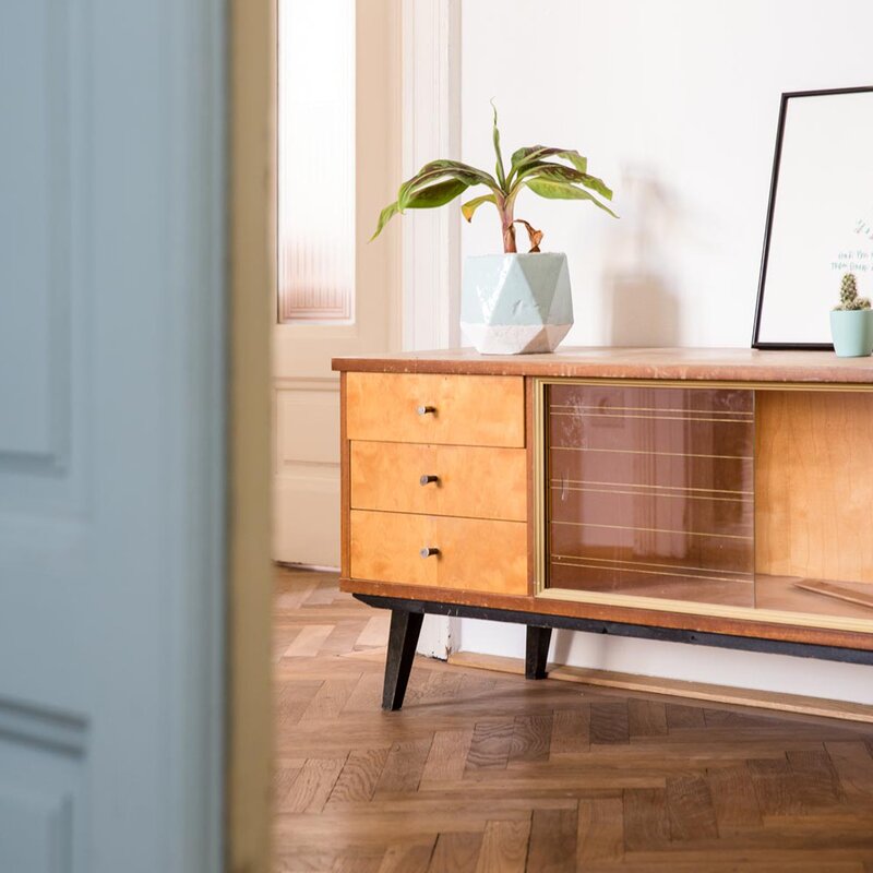 Retro sideboard in old building: 3-room apartment for short-term rental & temporary housing for 1 to 6 months in Vienna