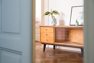 Retro-Sideboard im Altbau: 3-Zimmer Wohnung zur Kurzzeitmiete & Wohnen auf Zeit für 1 bis 6 Monate in Wien