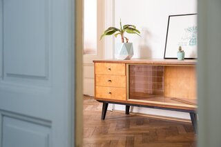 Retro sideboard in old building: 3-room apartment for short-term rental & temporary housing for 1 to 6 months in Vienna