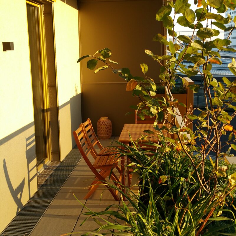 Sunny balcony with wooden furniture & plants – 2-room apartment, short-term rental, temporary housing for 1 to 6 months, Vienna