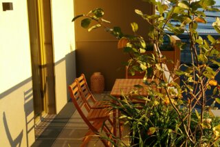 Sunny balcony with wooden furniture & plants – 2-room apartment, short-term rental, temporary housing for 1 to 6 months, Vienna