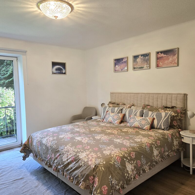 Helles Schlafzimmer mit Balkon & Gartenblick – 3-Zimmer-Wohnung zur Kurzzeitmiete, Wohnen auf Zeit für 1 bis 6 Monate in Salzburg