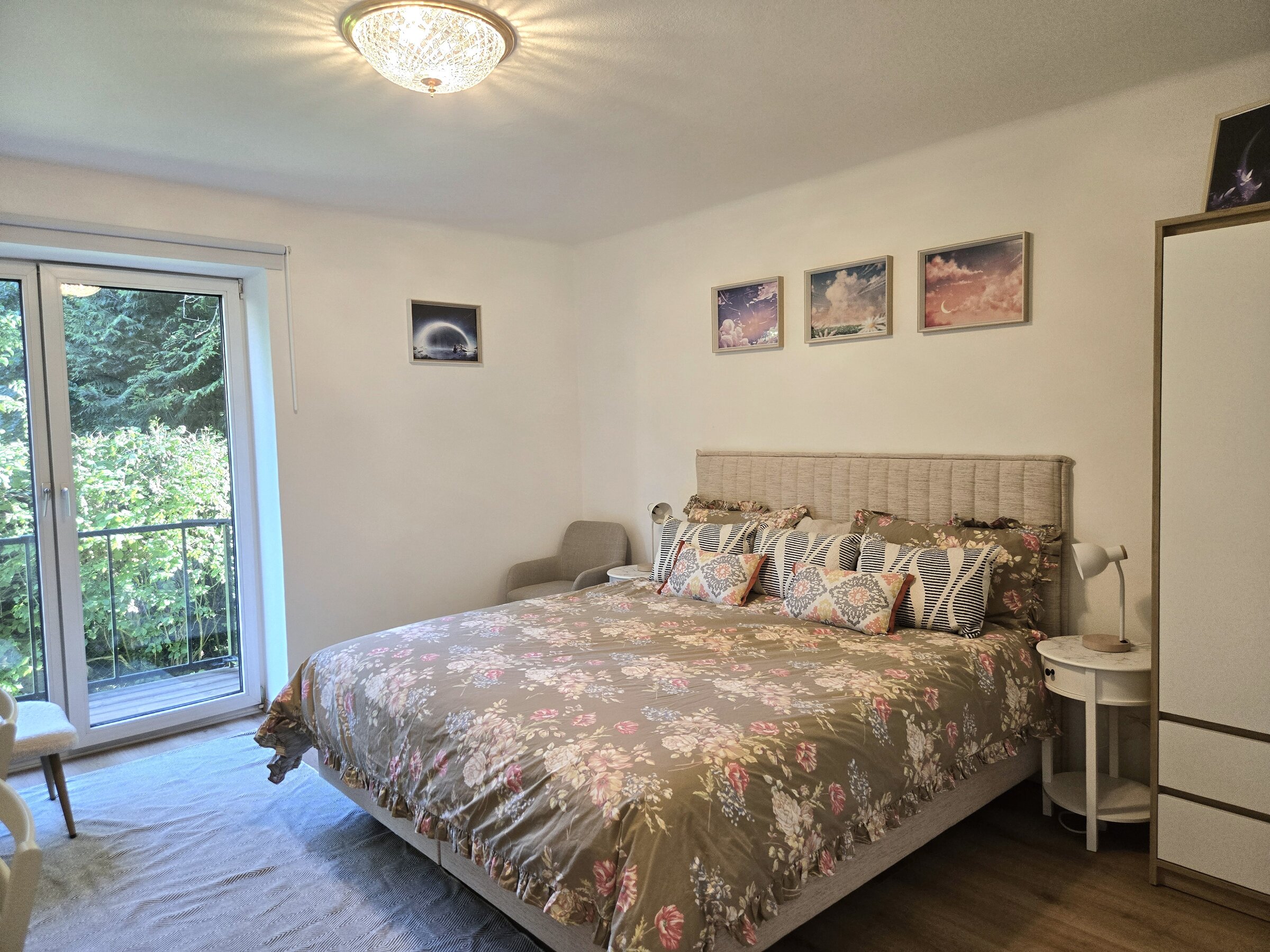 Helles Schlafzimmer mit Balkon & Gartenblick – 3-Zimmer-Wohnung zur Kurzzeitmiete, Wohnen auf Zeit für 1 bis 6 Monate in Salzburg