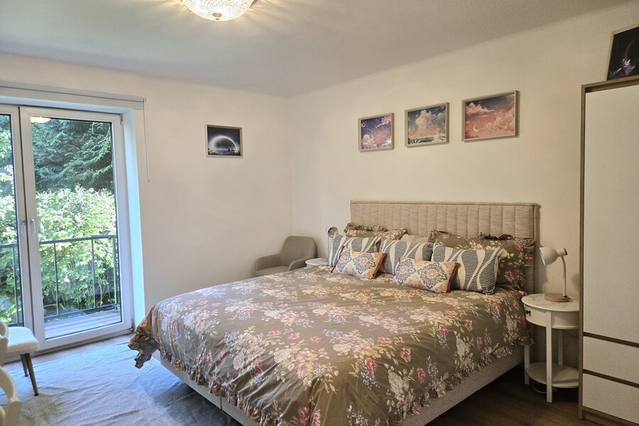 Helles Schlafzimmer mit Balkon & Gartenblick – 3-Zimmer-Wohnung zur Kurzzeitmiete, Wohnen auf Zeit für 1 bis 6 Monate in Salzburg