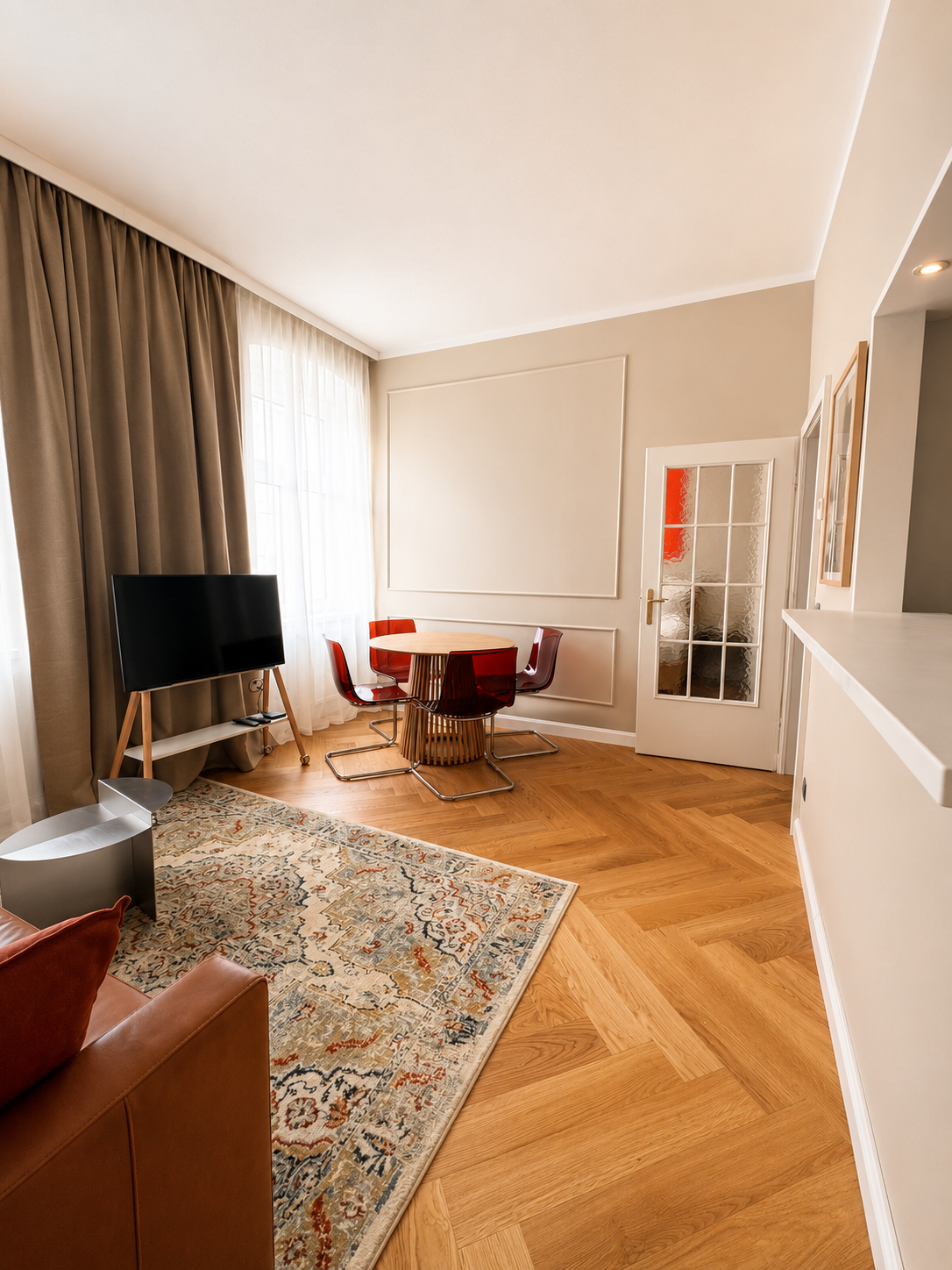 Helles Wohnzimmer mit Parkettboden & Esstisch – 2-Zimmer Apartment zur Kurzzeitmiete, Wohnen auf Zeit 1 bis 6 Monate, Linz