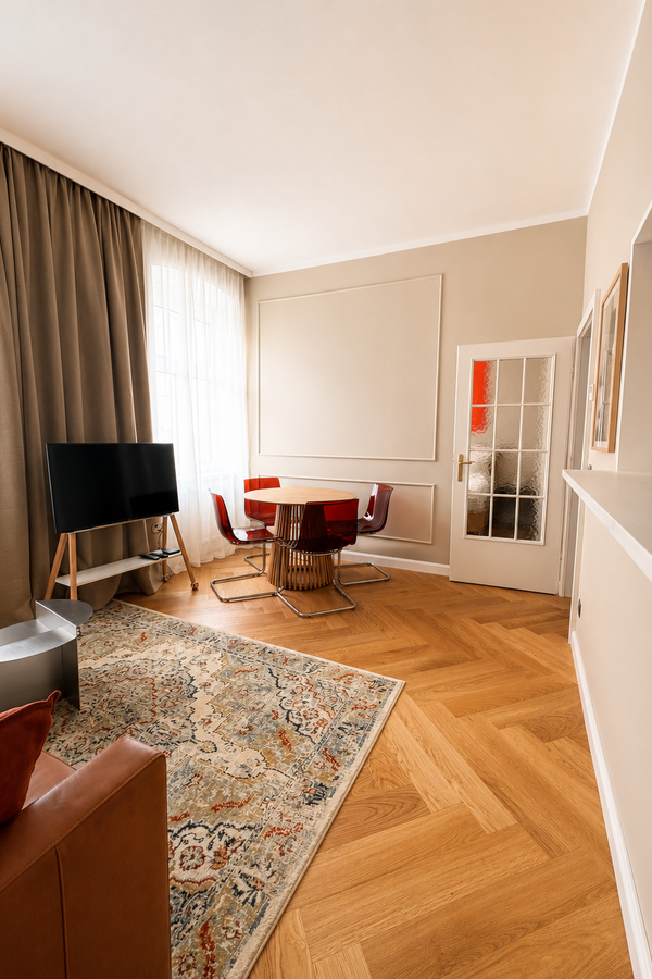 Helles Wohnzimmer mit Parkettboden & Esstisch – 2-Zimmer Apartment zur Kurzzeitmiete, Wohnen auf Zeit 1 bis 6 Monate, Linz