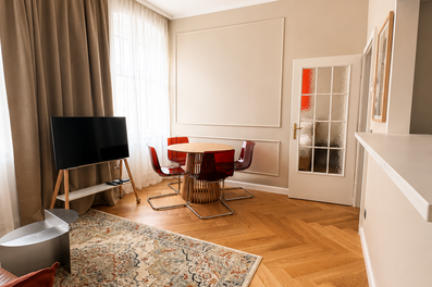 Helles Wohnzimmer mit Parkettboden & Esstisch – 2-Zimmer Apartment zur Kurzzeitmiete, Wohnen auf Zeit 1 bis 6 Monate, Linz