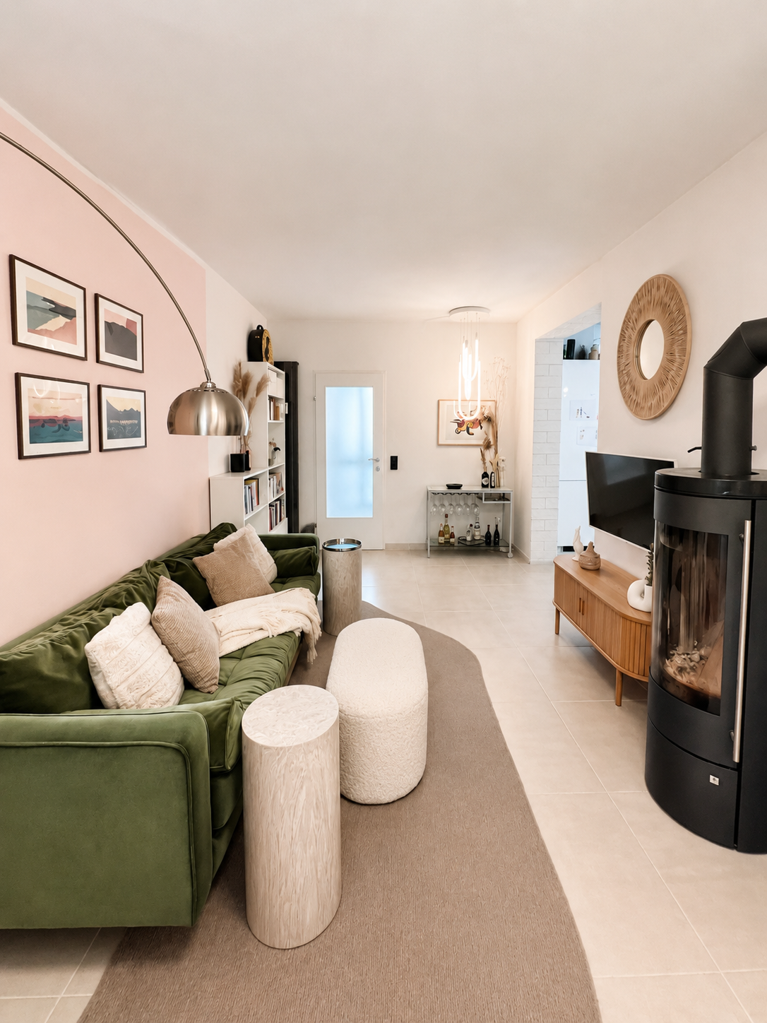 Helles Wohnzimmer mit grünem Samtsofa & Kaminofen – 2-Zimmer Wohnung zur Kurzzeitmiete, Wohnen auf Zeit 1 bis 6 Monate, Salzburg | © Raider