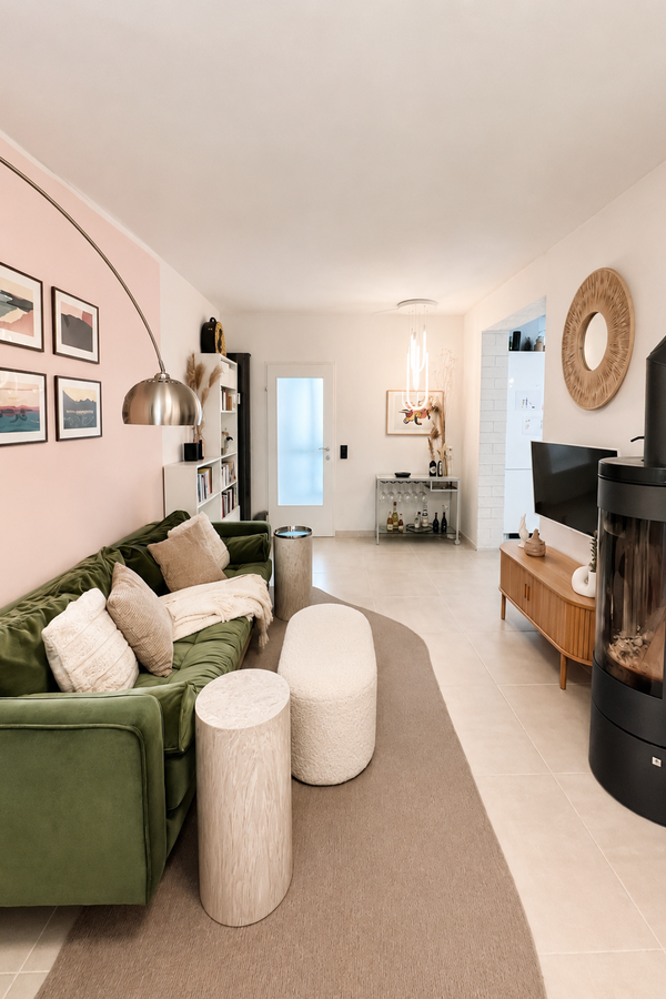 Helles Wohnzimmer mit grünem Samtsofa & Kaminofen – 2-Zimmer Wohnung zur Kurzzeitmiete, Wohnen auf Zeit 1 bis 6 Monate, Salzburg | © Raider