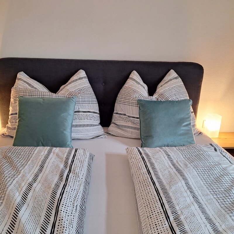 Double bed (box spring bed) 180cm x 200cm | © Daniela Berger