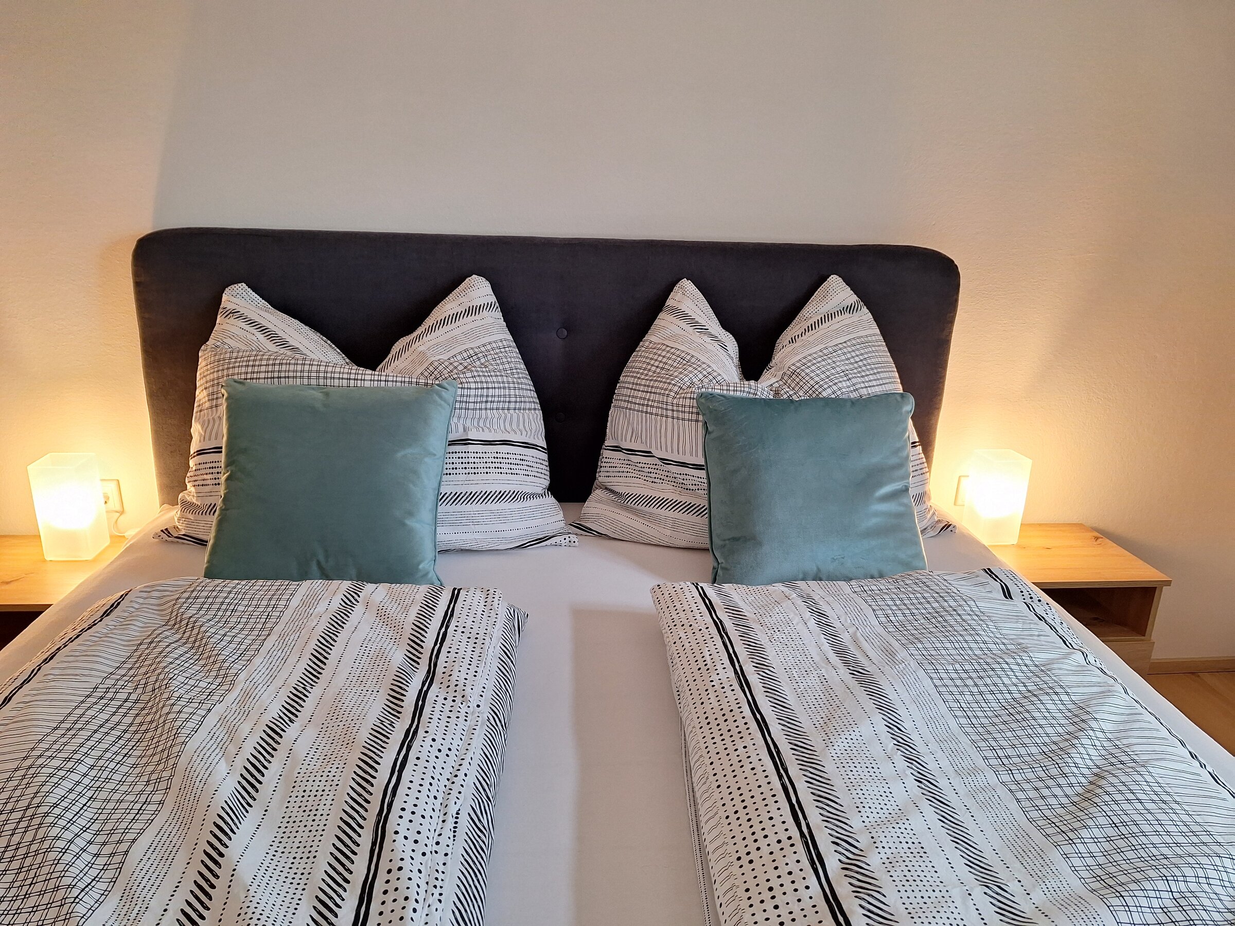 Double bed (box spring bed) 180cm x 200cm | © Daniela Berger