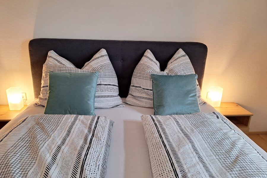 Double bed (box spring bed) 180cm x 200cm | © Daniela Berger