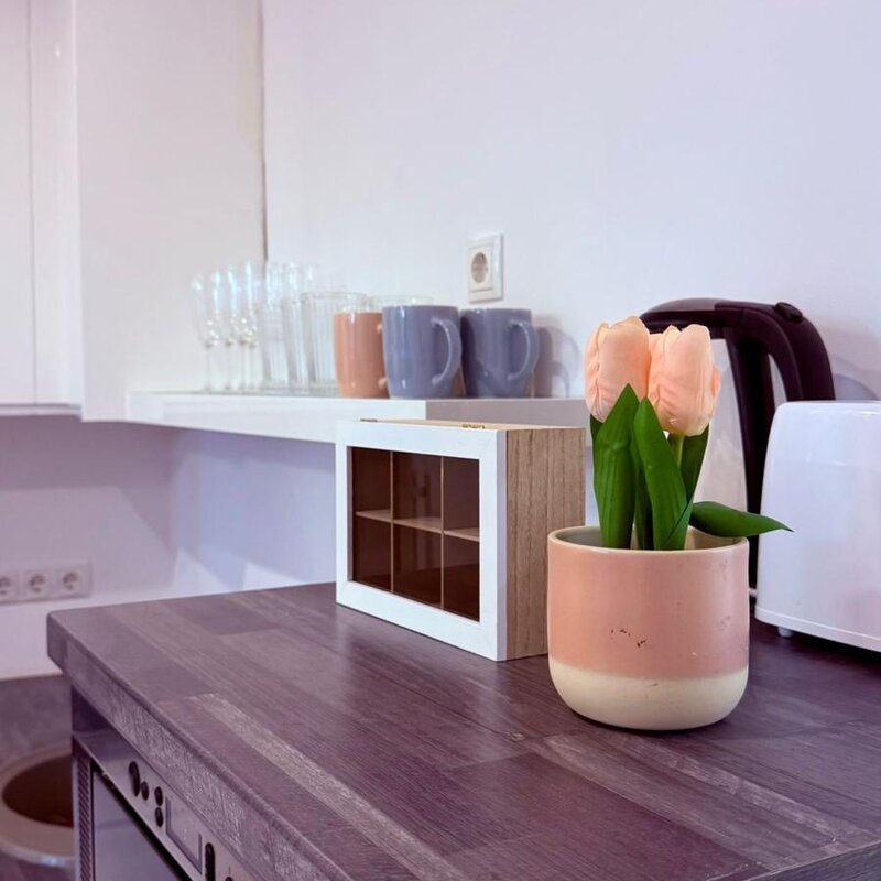 Bright kitchen with tulips & storage – 3-room apartment, short-term rental & temporary housing for 1 to 6 months in Vienna