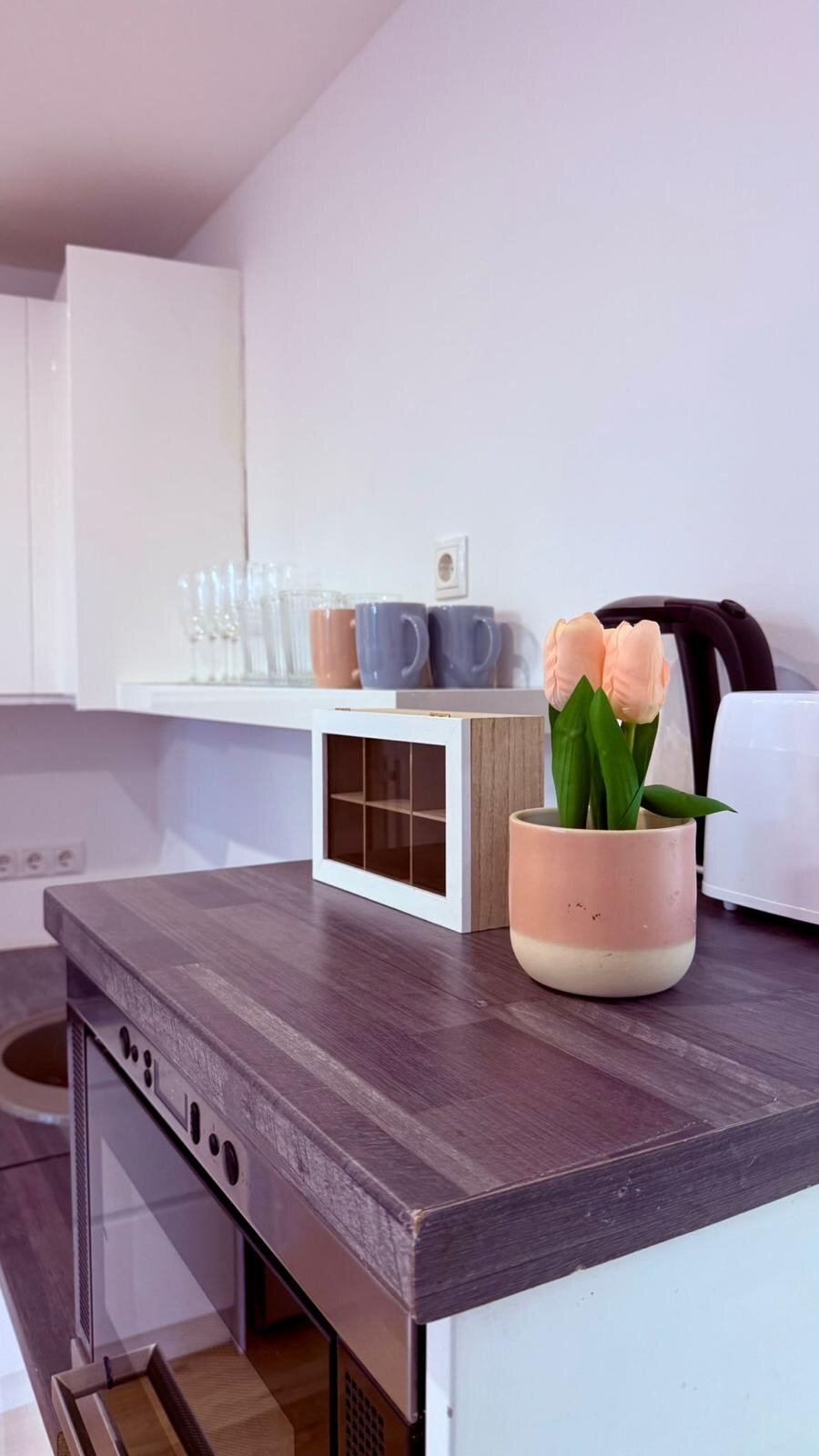 Helle Küche mit Tulpen & Stauraum – 3-Zimmer Wohnung, Kurzzeitmiete & Wohnen auf Zeit für 1 bis 6 Monate in Wien