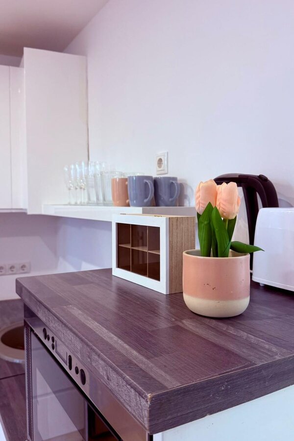 Helle Küche mit Tulpen & Stauraum – 3-Zimmer Wohnung, Kurzzeitmiete & Wohnen auf Zeit für 1 bis 6 Monate in Wien