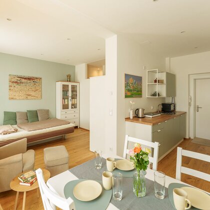 Helles Studio-Apartment mit Esstisch & Küchenzeile – 1-Zimmer Kurzzeitmiete & Wohnen auf Zeit für 1 bis 6 Monate in Graz | © Artige Bilder